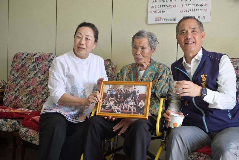 花蓮縣115年度重陽敬老禮金持續發放中 徐榛蔚祝福南區滿百長者身體康健