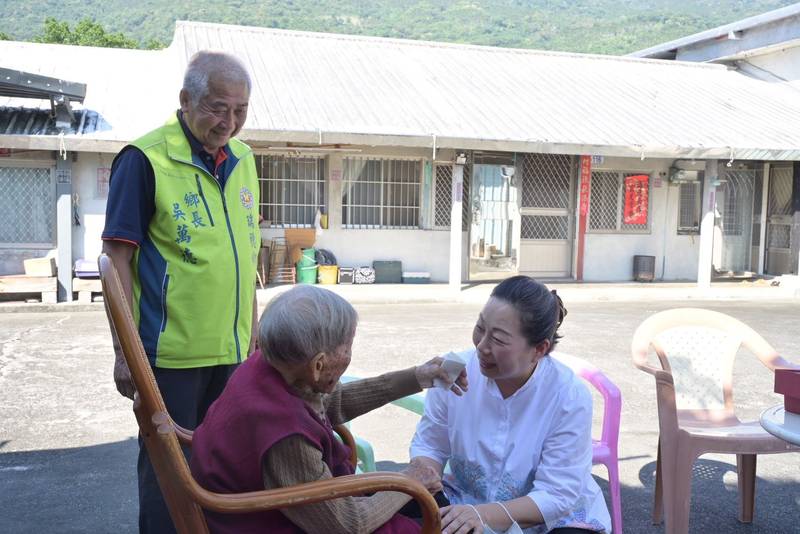花蓮縣115年度重陽敬老禮金持續發放中 徐榛蔚祝福南區滿百長者身體康健