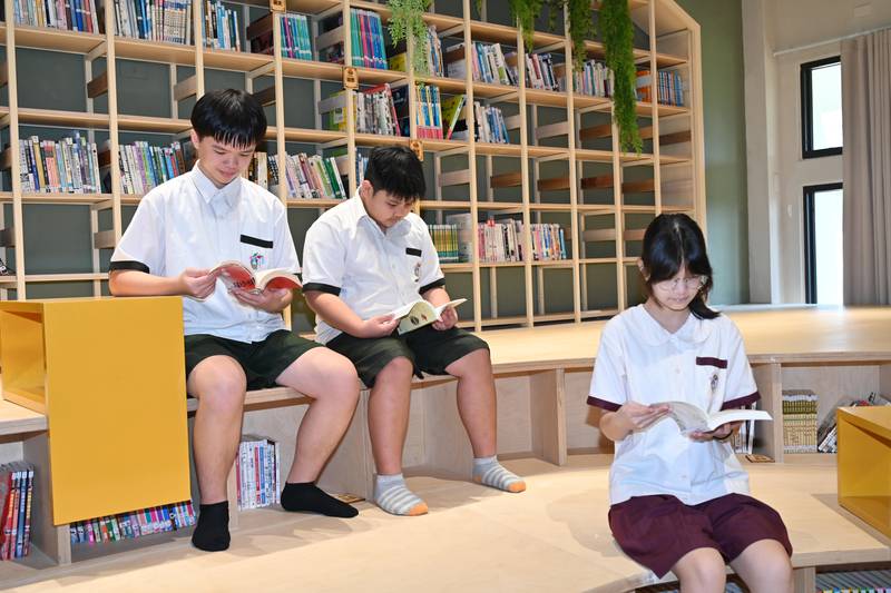 翻轉孩子的閱讀想像 五結國中圖書館「閱讀聚落」正式啟用