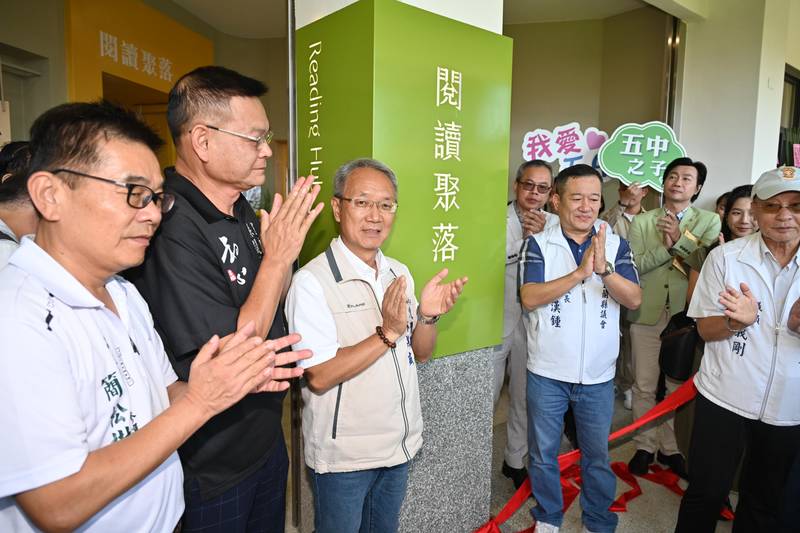 翻轉孩子的閱讀想像 五結國中圖書館「閱讀聚落」正式啟用