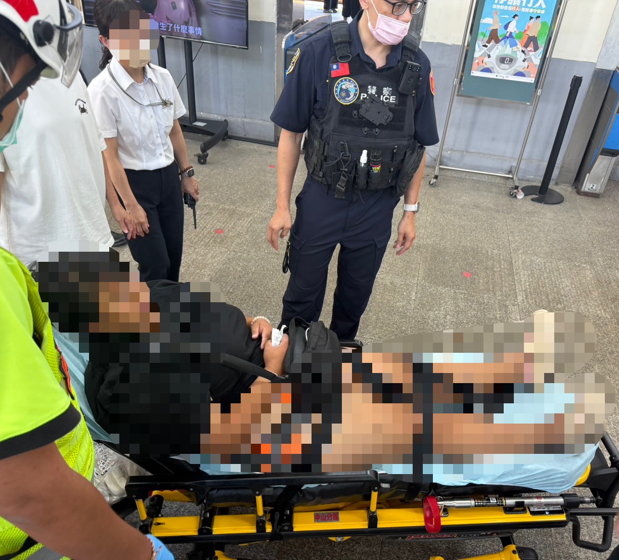 救護人員於新竹站大廳協助送醫