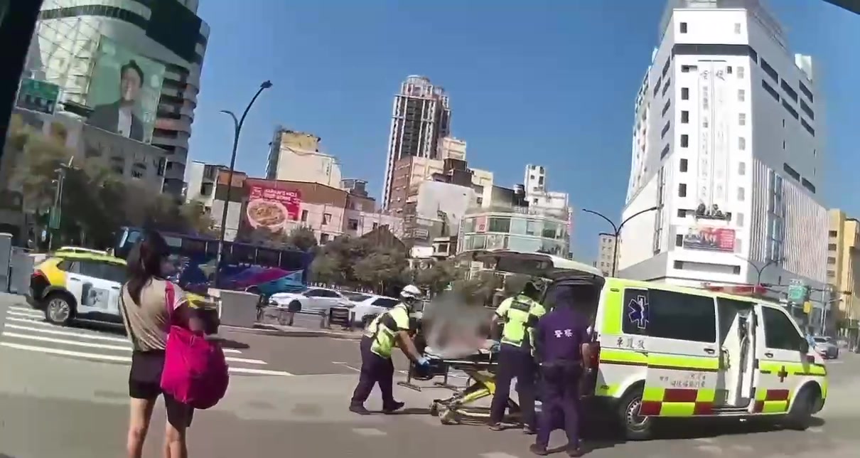 員警與救護人員將女子送上救護車