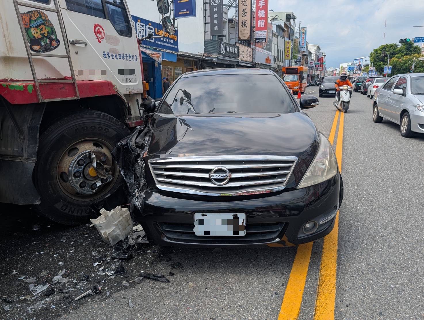 自小客車車頭與大貨車碰撞受損