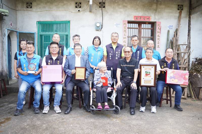 九九重陽敬老情暖客庄!楊文科親訪6位滿百人瑞 祝賀「健康久久」
