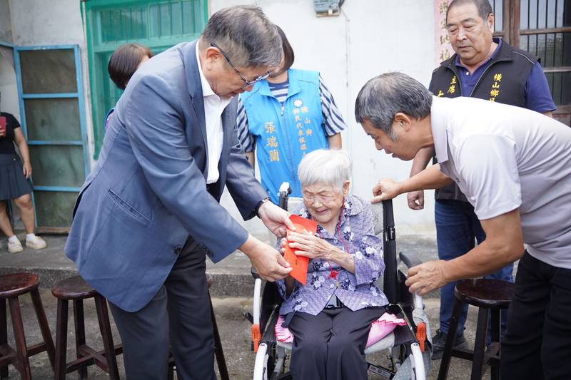 九九重陽敬老情暖客庄!楊文科親訪6位滿百人瑞 祝賀「健康久久」