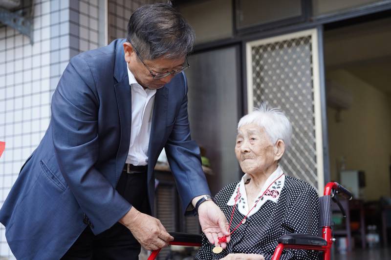 九九重陽敬老情暖客庄!楊文科親訪6位滿百人瑞 祝賀「健康久久」