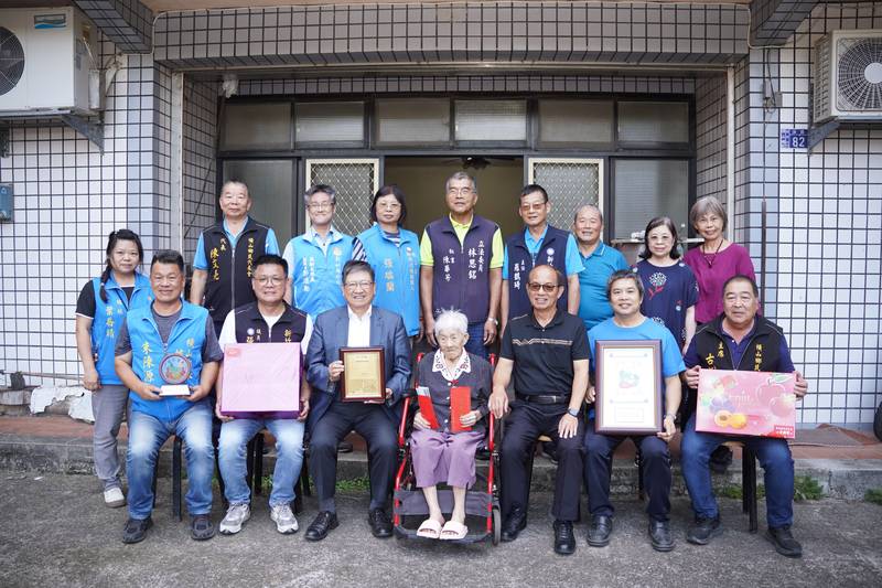 九九重陽敬老情暖客庄!楊文科親訪6位滿百人瑞 祝賀「健康久久」