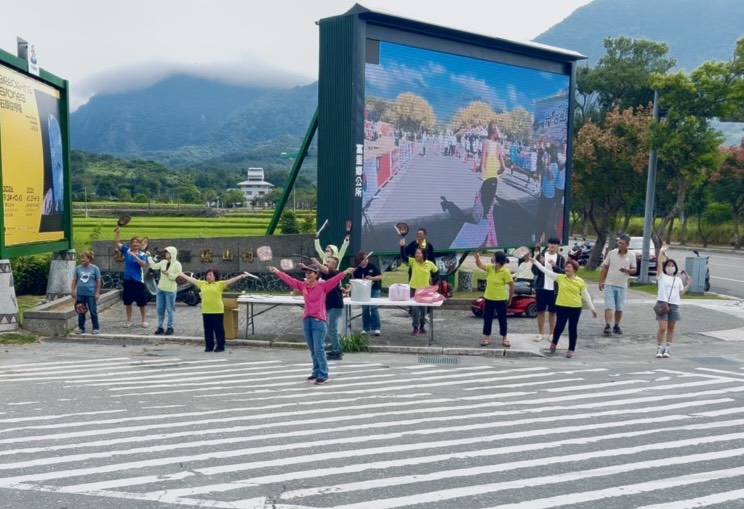 富里鄉親在路口熱情迎接騎士