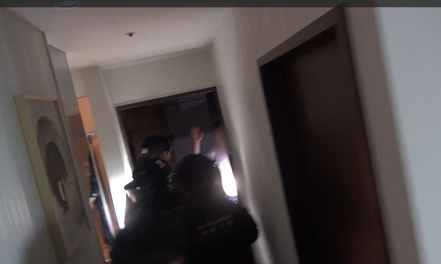 警方進入據點逮捕嫌犯