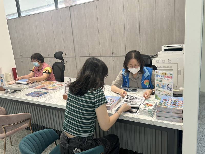 助銀髮族重返職場!竹縣府10月起推駐點就業諮詢服務