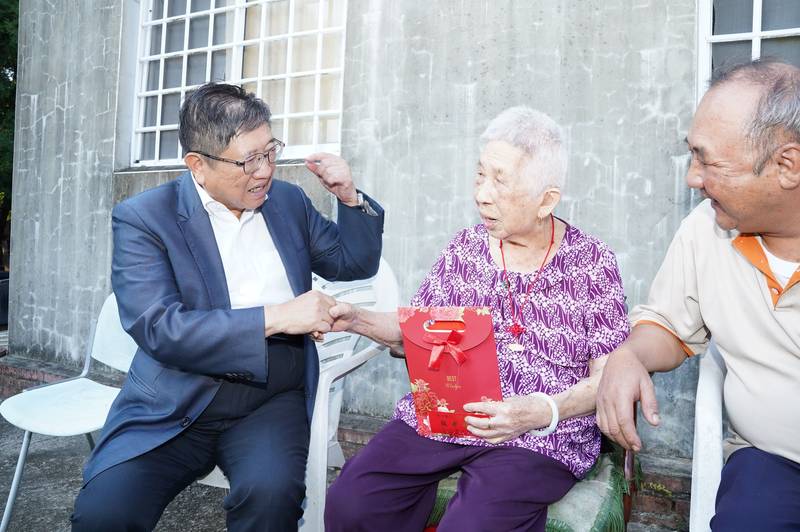 重陽前夕祝賀百歲人瑞 楊文科親訪新豐、湖口獻祝福