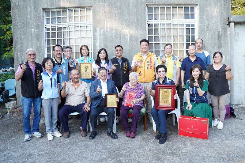 重陽前夕祝賀百歲人瑞 楊文科親訪新豐、湖口獻祝福