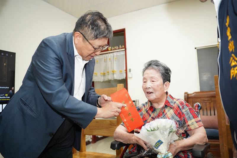 重陽前夕祝賀百歲人瑞 楊文科親訪新豐、湖口獻祝福