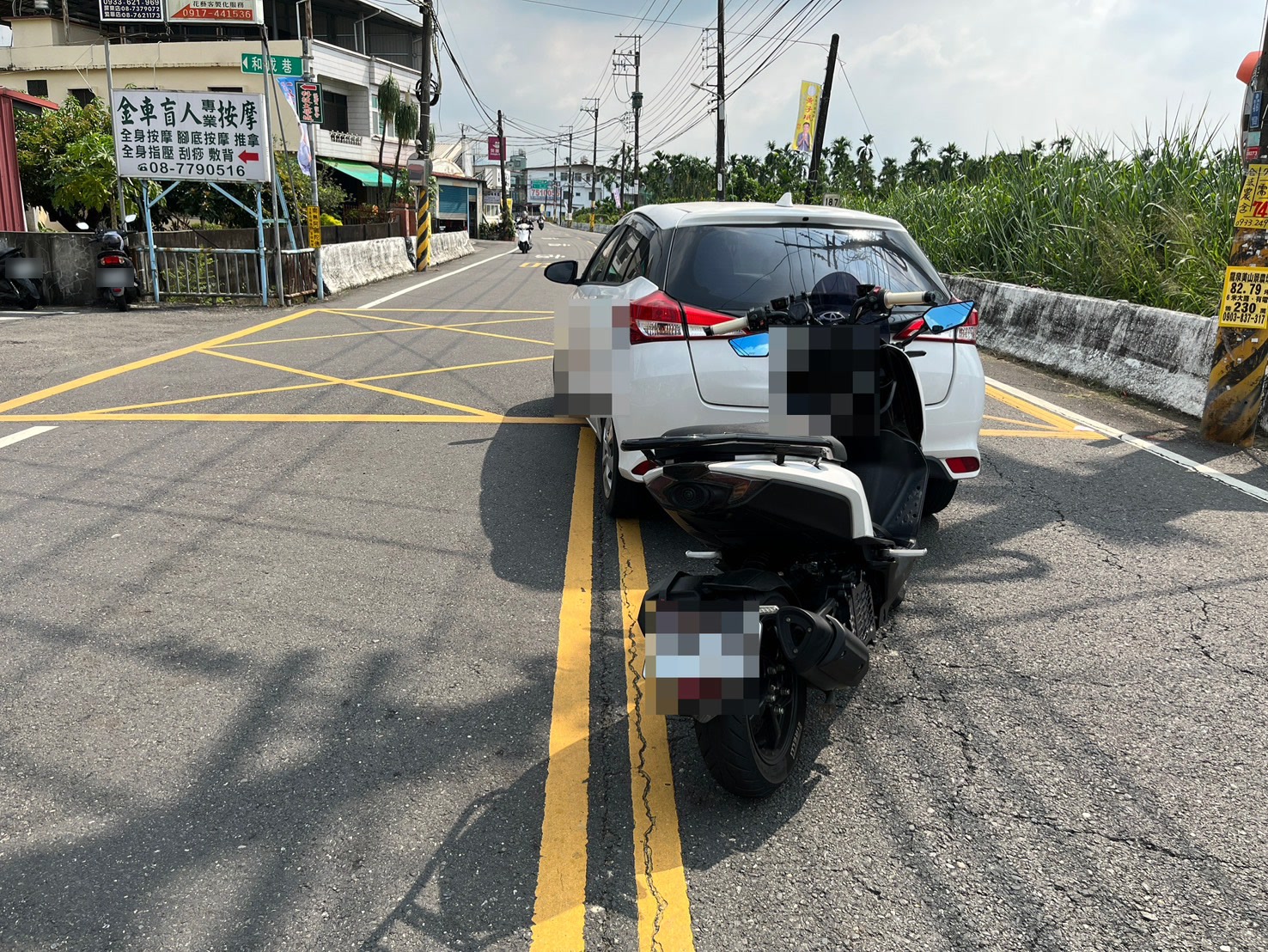 自小客車與機車在壽比路段發生碰撞