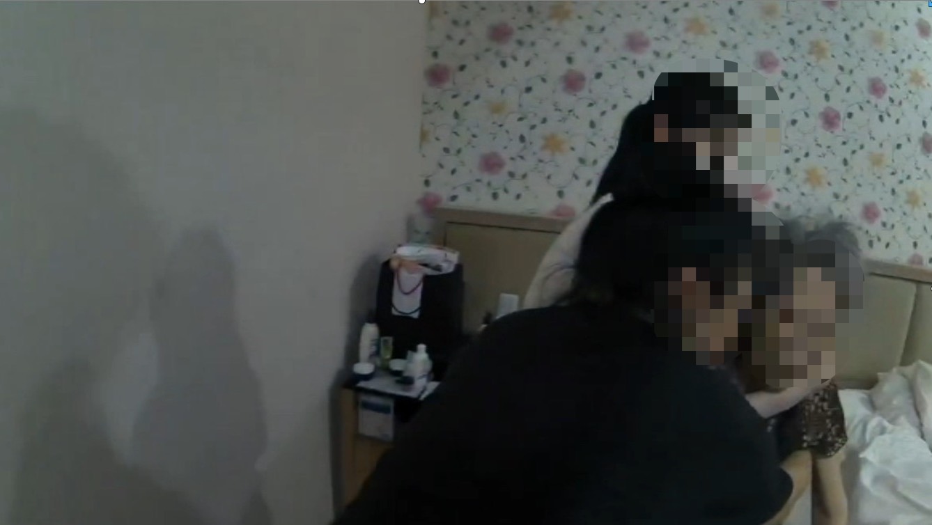 員警協助82歲婦人撤離
