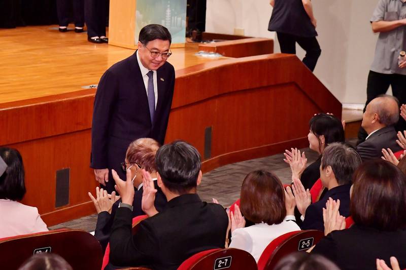 出席國家政務及高階領導研究班結訓典禮 卓揆盼公務同仁善用所學提升政府效能、帶動國家發展