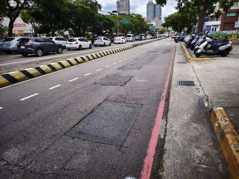 西屯台灣大道四段慢車道路面升級! 建設局10/16起連4晚分段燙平