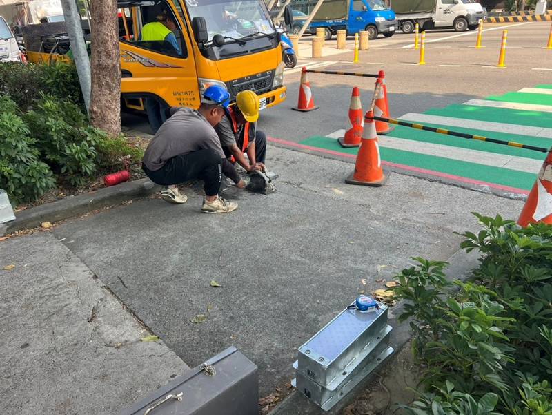 AI守護行人安全!中市交通局導入智慧安全警示系統 新光遠百商圈10月底啟用