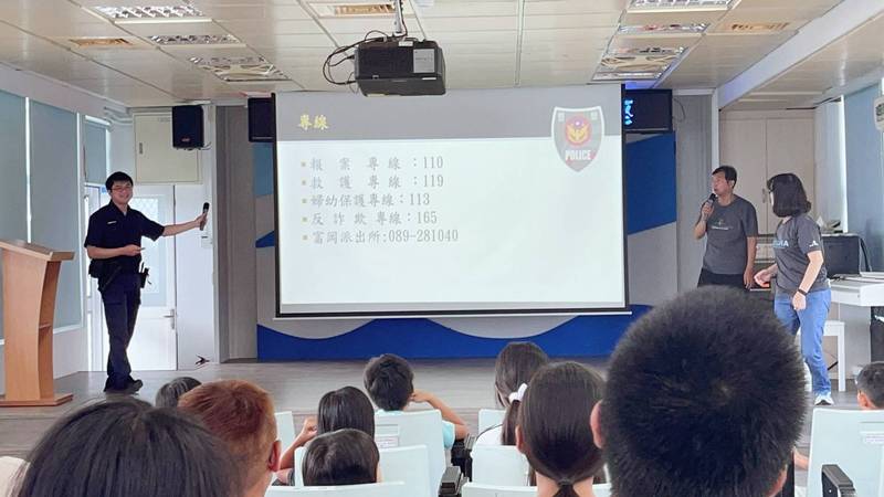 不好奇、不亂拿!富岡警走進校園反毒 教孩子守住安全第一關