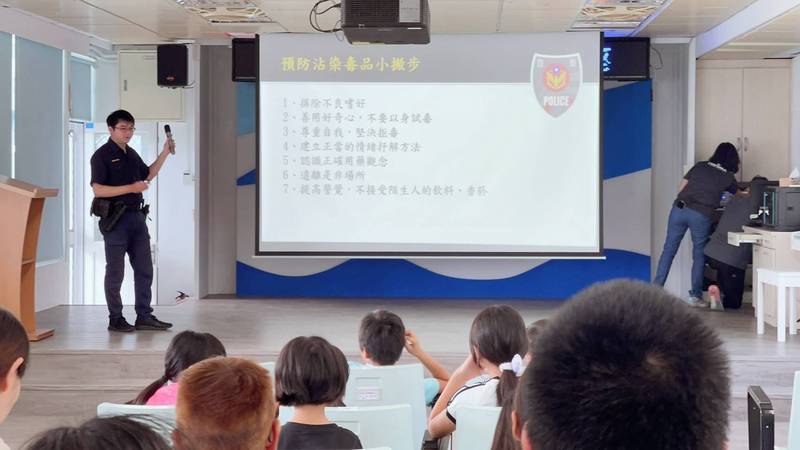 不好奇、不亂拿!富岡警走進校園反毒 教孩子守住安全第一關