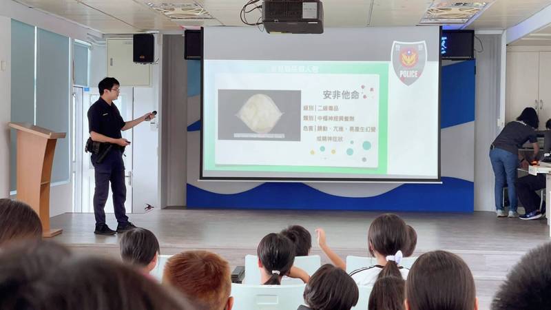 不好奇、不亂拿!富岡警走進校園反毒 教孩子守住安全第一關