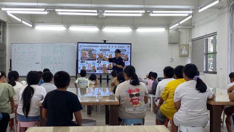 關山警勤餘運用AI製作水豚教材　前進加拿國小宣導安全觀念