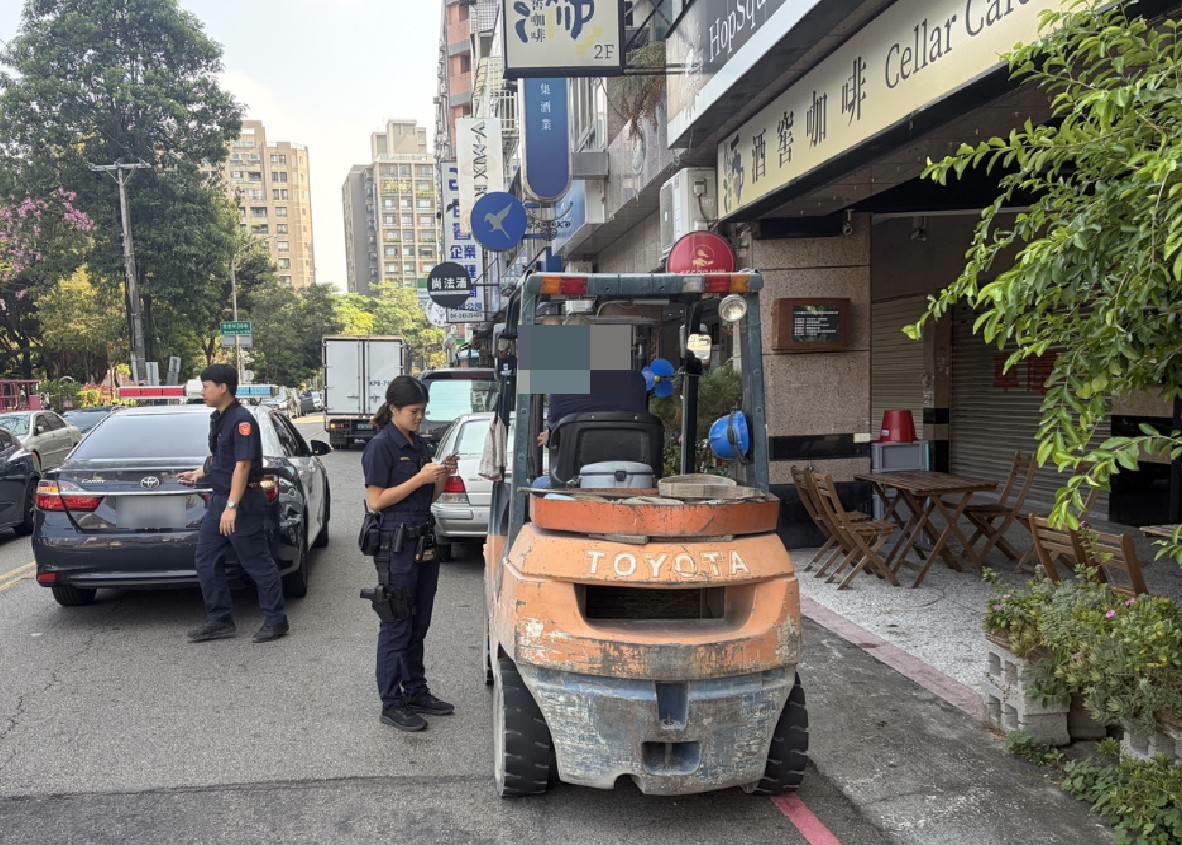員警攔查違規行駛道路的堆高機