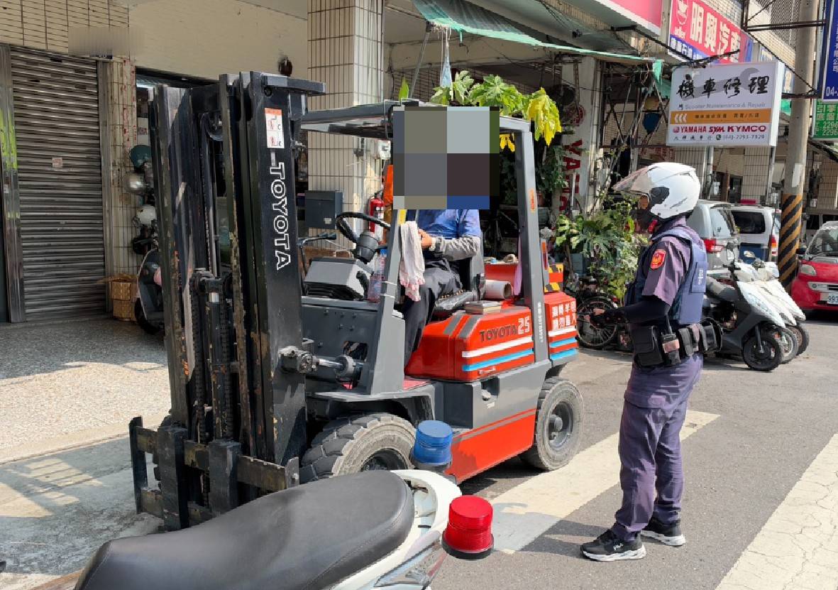 員警稽查行駛於路口的堆高機