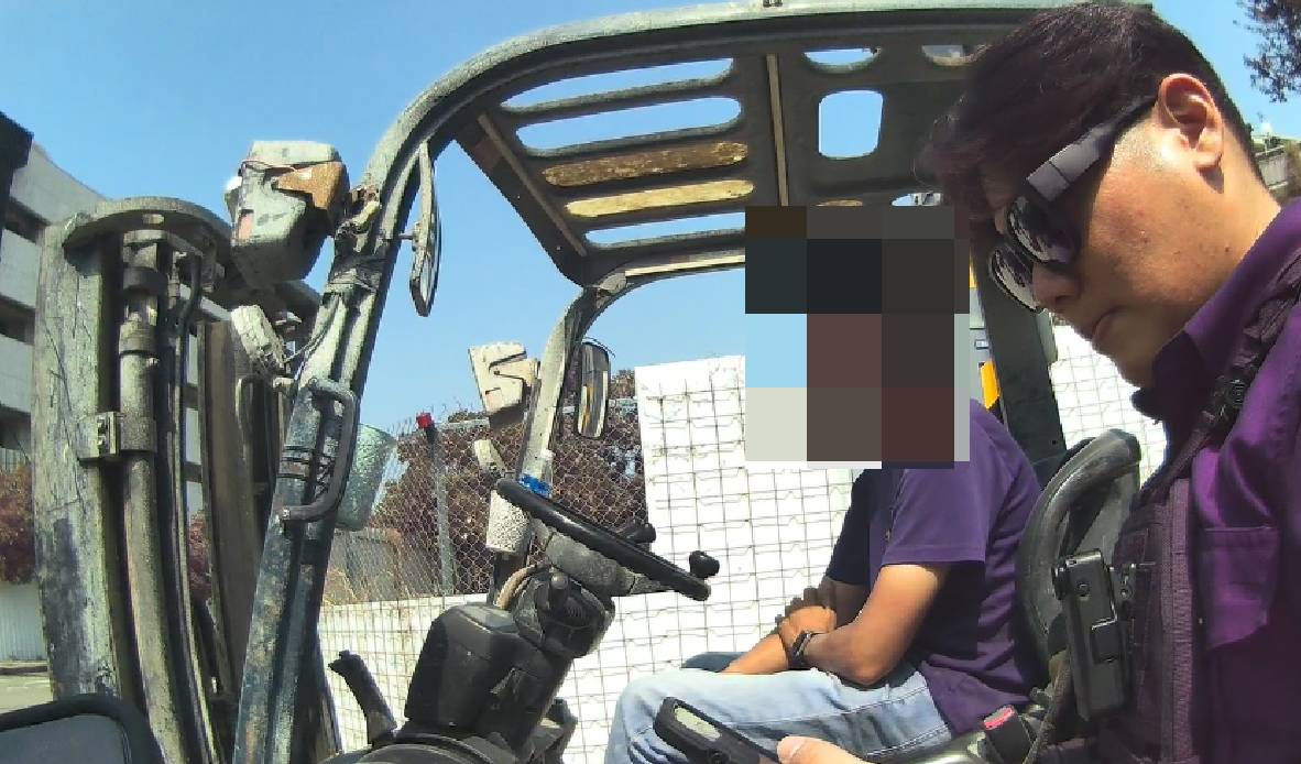 員警查驗堆高機駕駛證件
