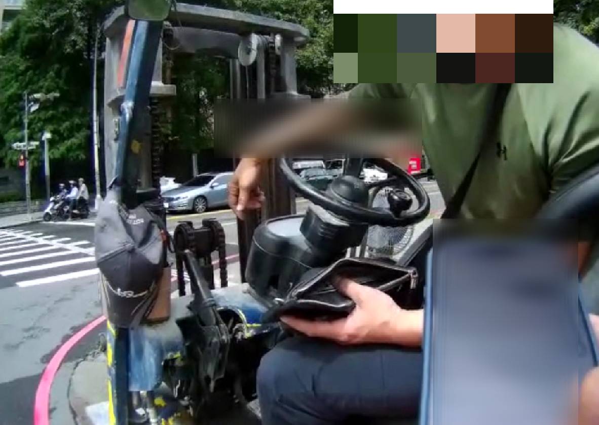 員警稽查未領臨時通行證的堆高機