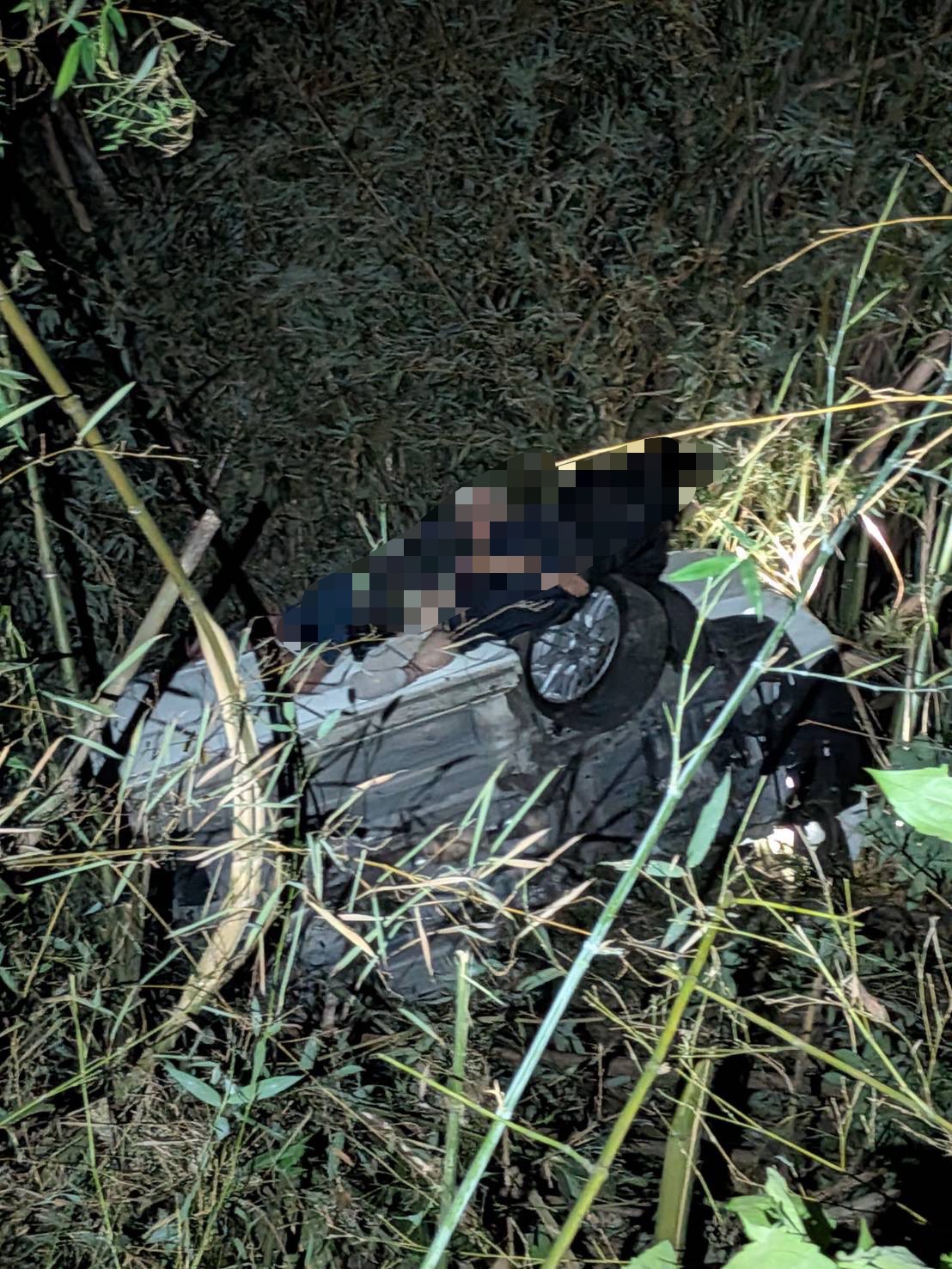 自小客車翻落苗22線旁山坡