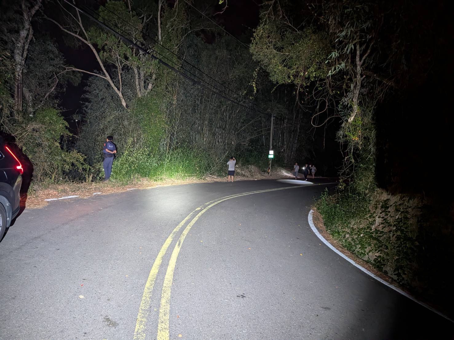 員警於苗22線事故現場管制交通