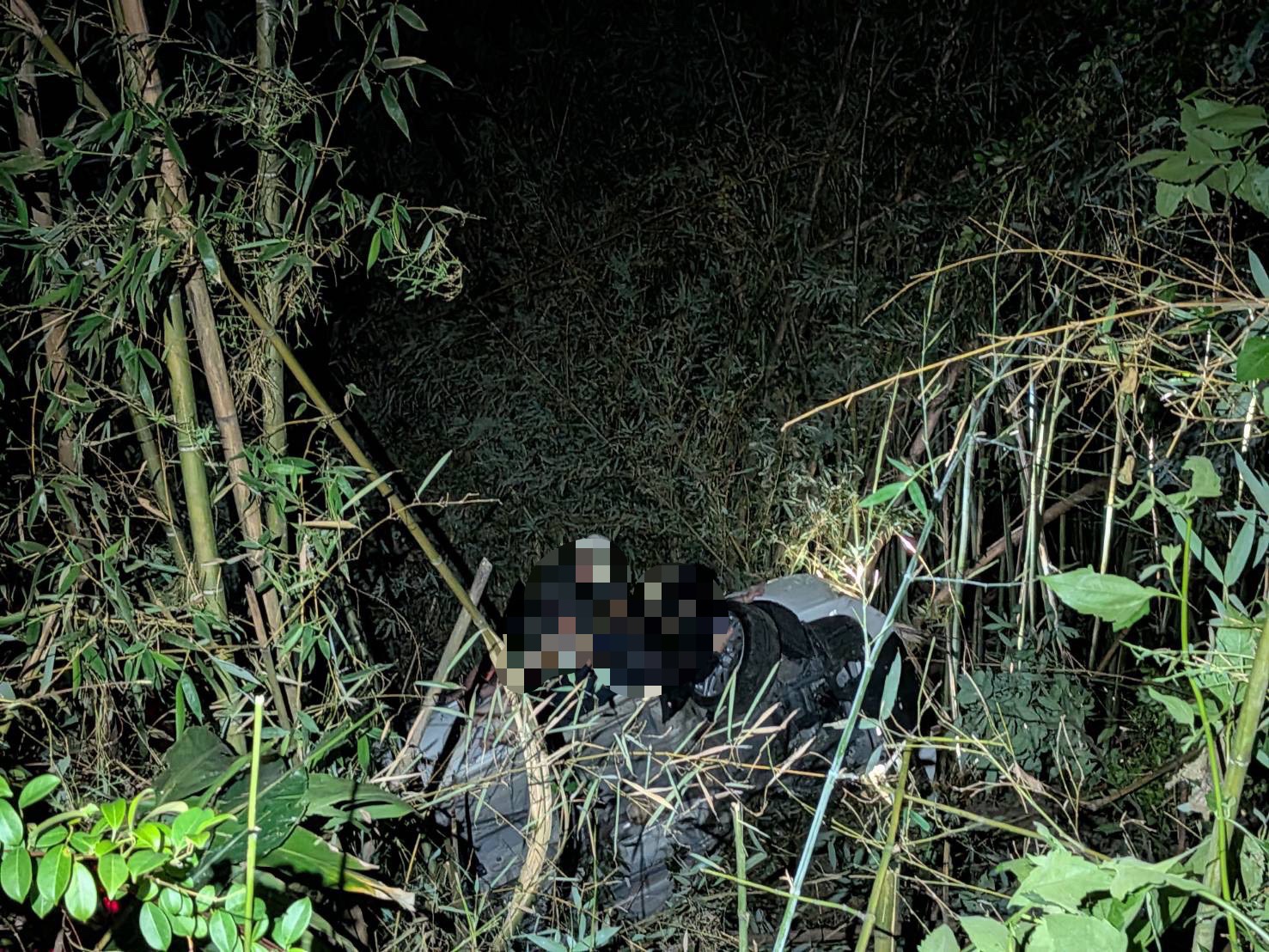 救援人員於山坡處理翻覆車輛
