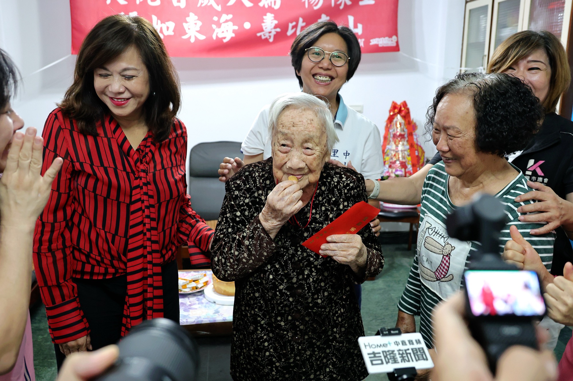 邱佩琳與楊陳玉女士及家屬互動
