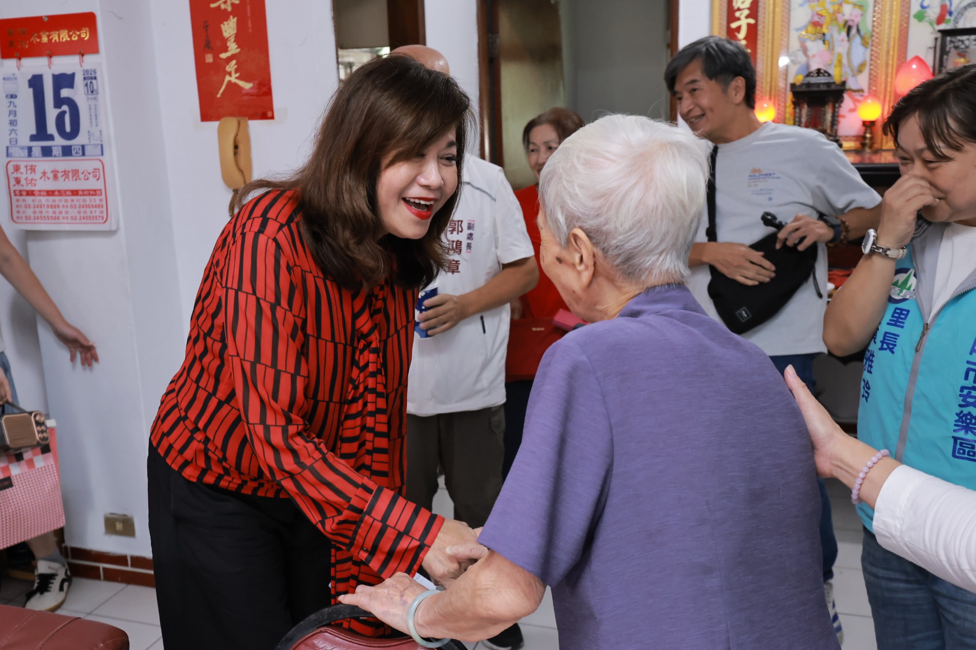 副市長邱佩琳向104歲人瑞楊榮利先生夫婦致意