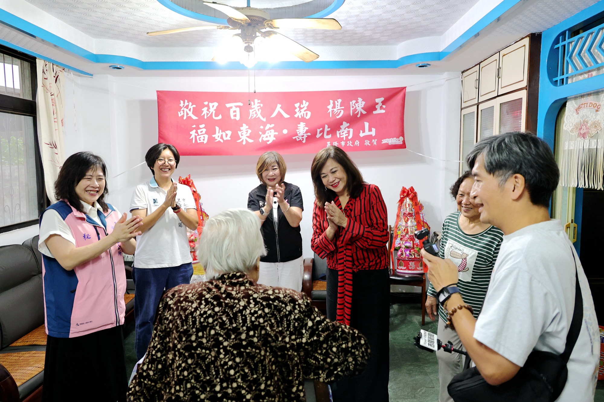 小朋友到長輩家中表演舞蹈