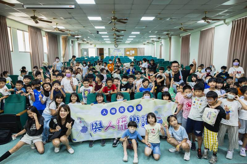 人權故事車前進臺南勝利國小 以故事劇場帶領孩子看見歷史傷痕與希望