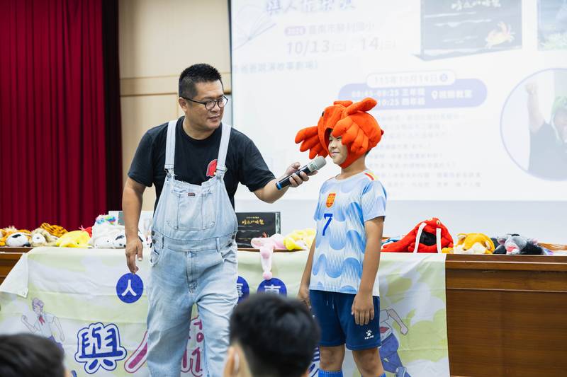 人權故事車前進臺南勝利國小 以故事劇場帶領孩子看見歷史傷痕與希望