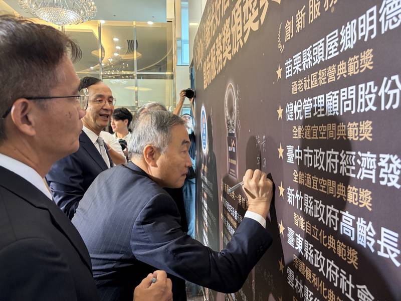台中國際會展中心再傳捷報！榮獲銀光好居「全齡適宜空間典範獎」　黃副市長：打造兼具產業高度與城市溫度的會展新地標