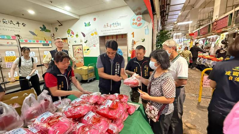 菜市場變身長輩關懷守護站！中市府打造高齡友善市場有成　榮獲「扶老服務平台典範獎」
