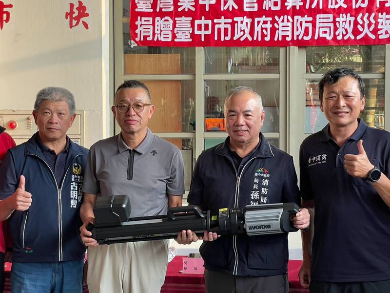 集保結算所捐110件保暖外套、7具照明塔燈　強化中市消防救災量能