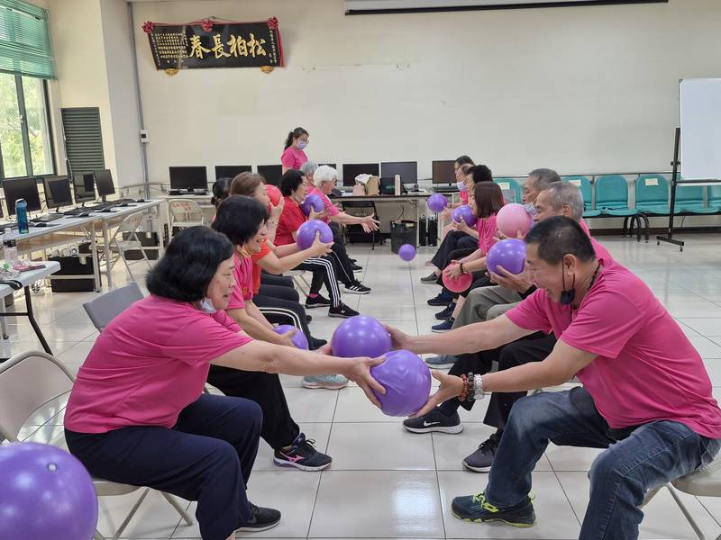 台南社會局推動高齡志工 鼓勵長者在服務中正向定義生命價值 辦理高齡多元福利方案 有感照顧長者在地健康樂活
