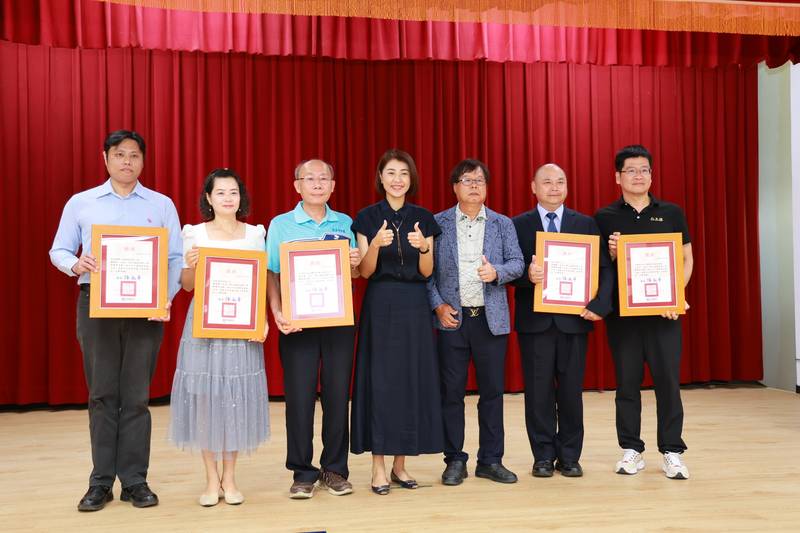 慶祝工業節 許縣長表揚績優廠商