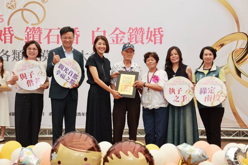南投縣表揚模範夫妻 許縣長預祝長輩重陽快樂