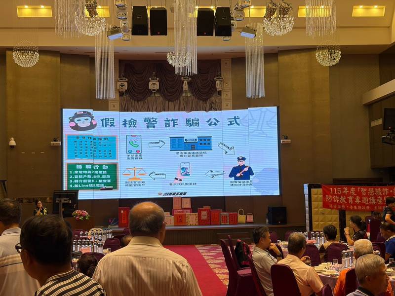 幫孫子作品投票竟成詐騙陷阱 寶桑警走入老人會宣導防詐兼顧高齡換照
