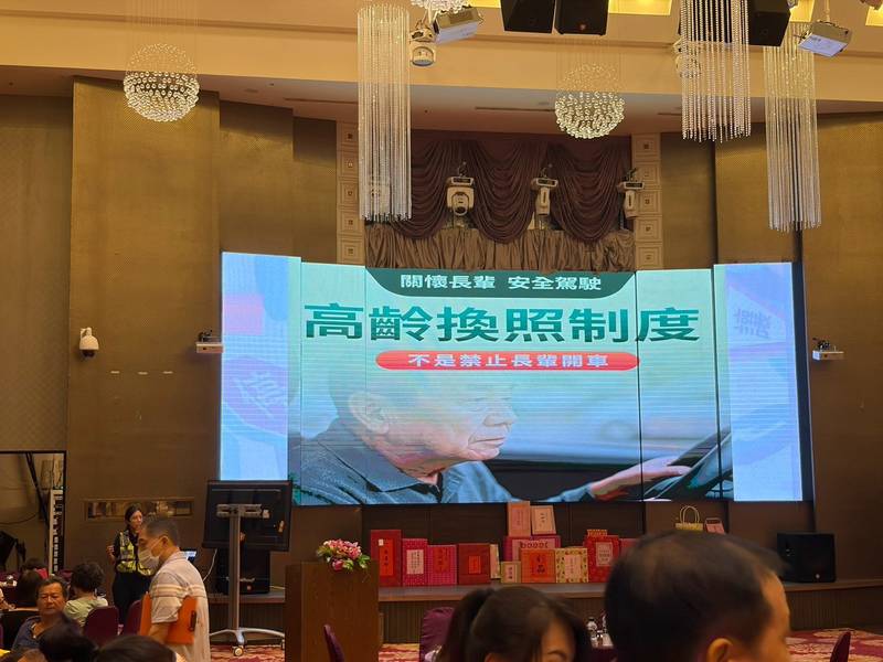 幫孫子作品投票竟成詐騙陷阱 寶桑警走入老人會宣導防詐兼顧高齡換照