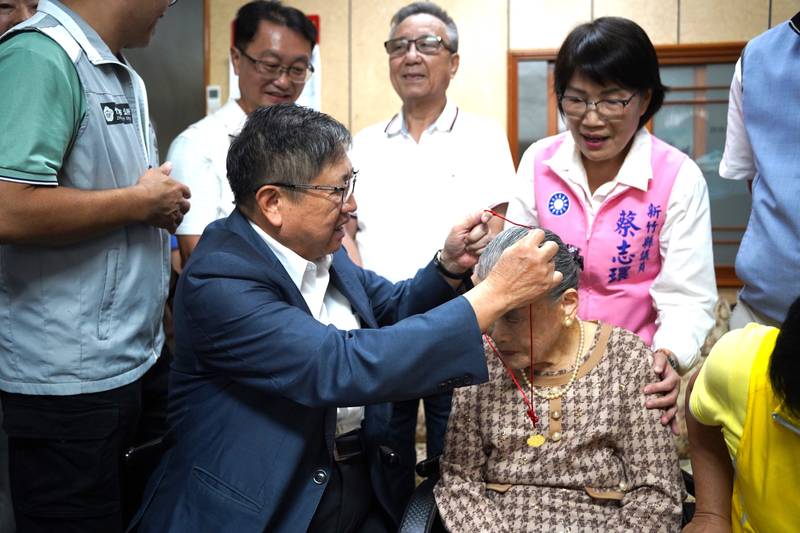 重陽敬老送暖！楊文科連訪芎林、竹北滿百人瑞 賀長者「福壽安康」