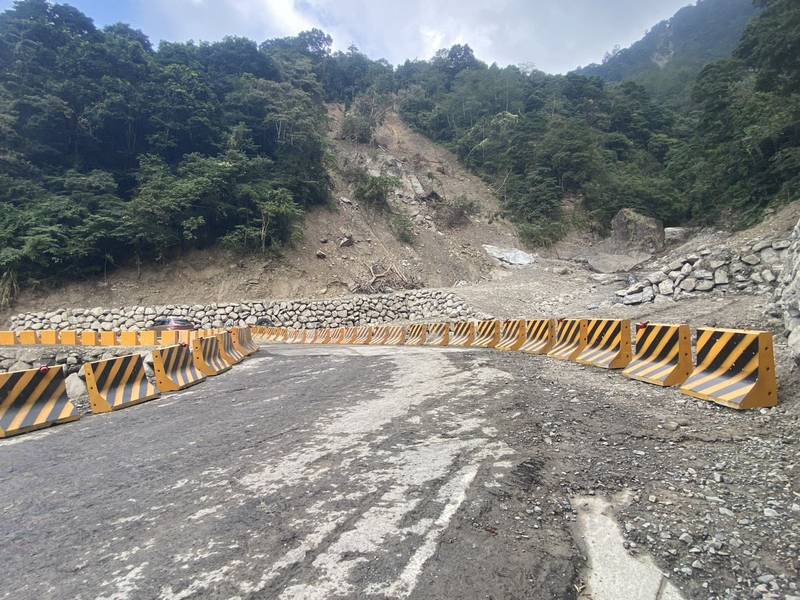 五峰竹67線2K便道搶通!今恢復通行 縣府提醒路幅縮減、留意落石