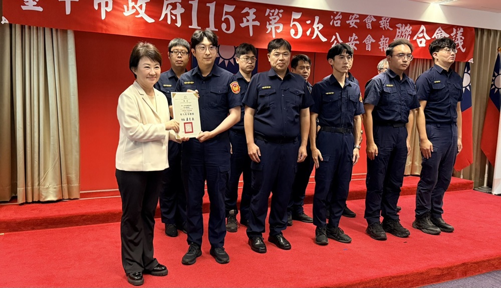 ▲圖說:臺中市長盧秀燕在治安會報中頒發「成功攔阻詐騙案件有功人員」感謝狀,表揚阻詐績優的銀行、郵局、地政及警員 (圖/台中市政府 提供)