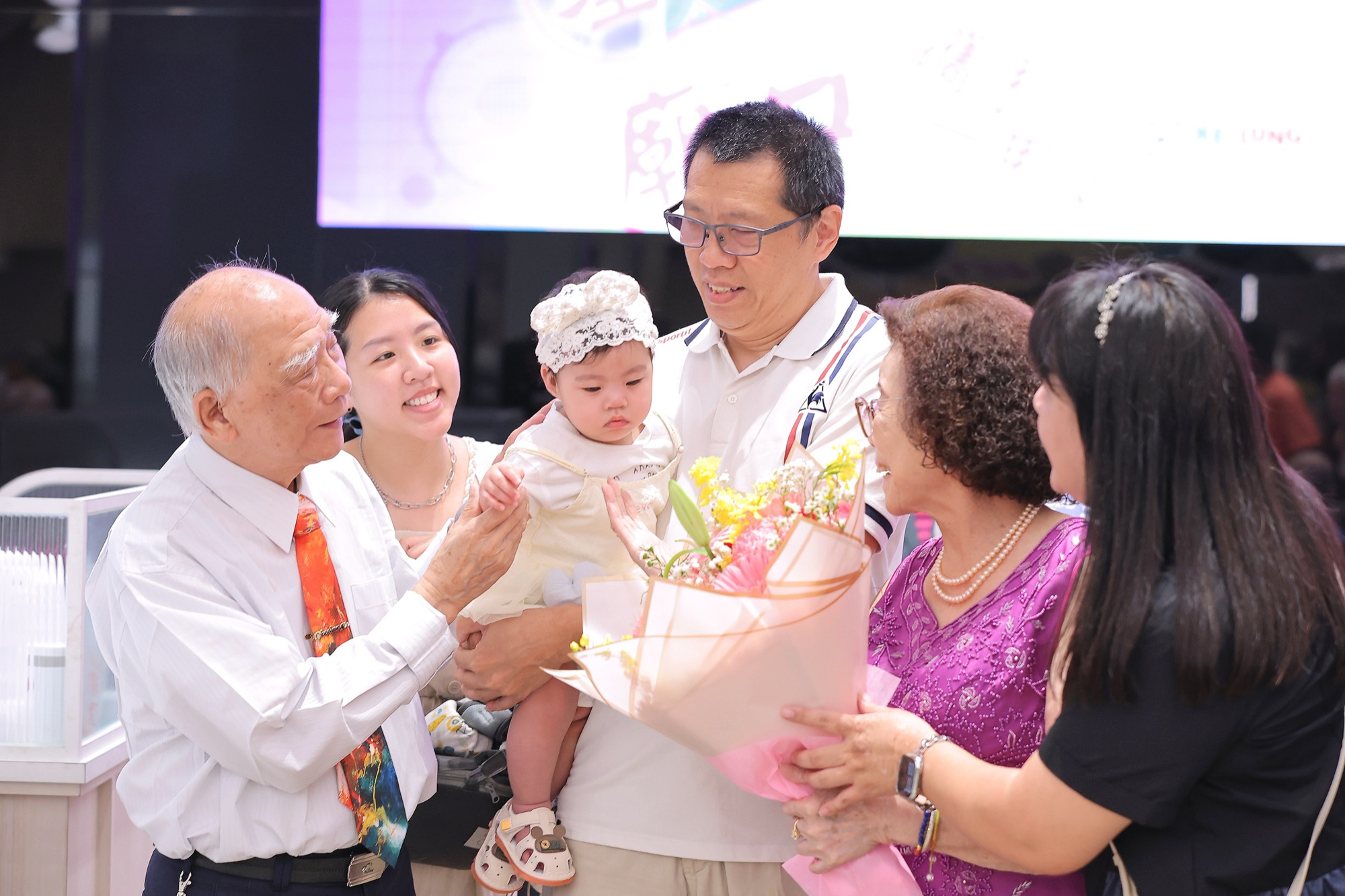受表揚夫妻與家人同享喜悅
